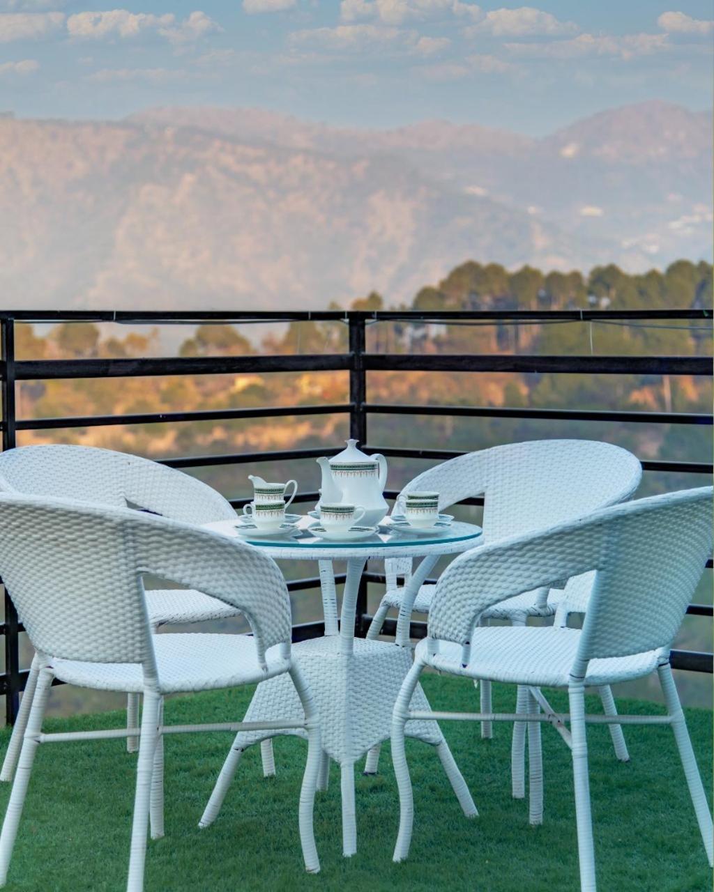 Mystic Kasauli I Pvt Balcony I Peacefull Area I Serviced Apt I By Exotic Stays Ngoại thất bức ảnh
